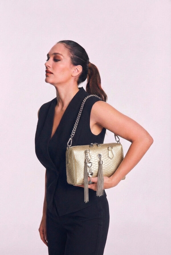 kriste-bell-capraz-askili-kadin-canta-altin-26551-131431.jpg Kriste Bell Çapraz Askılı Kadın Çanta Altın 26551